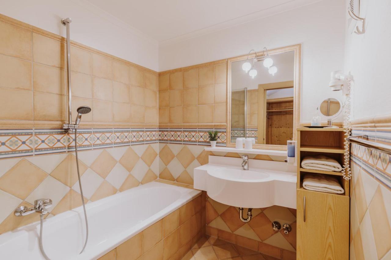 Landhotel Gschirnwirt オイゲンドルフ エクステリア 写真
